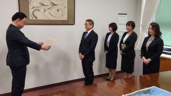 感謝状贈呈のようす